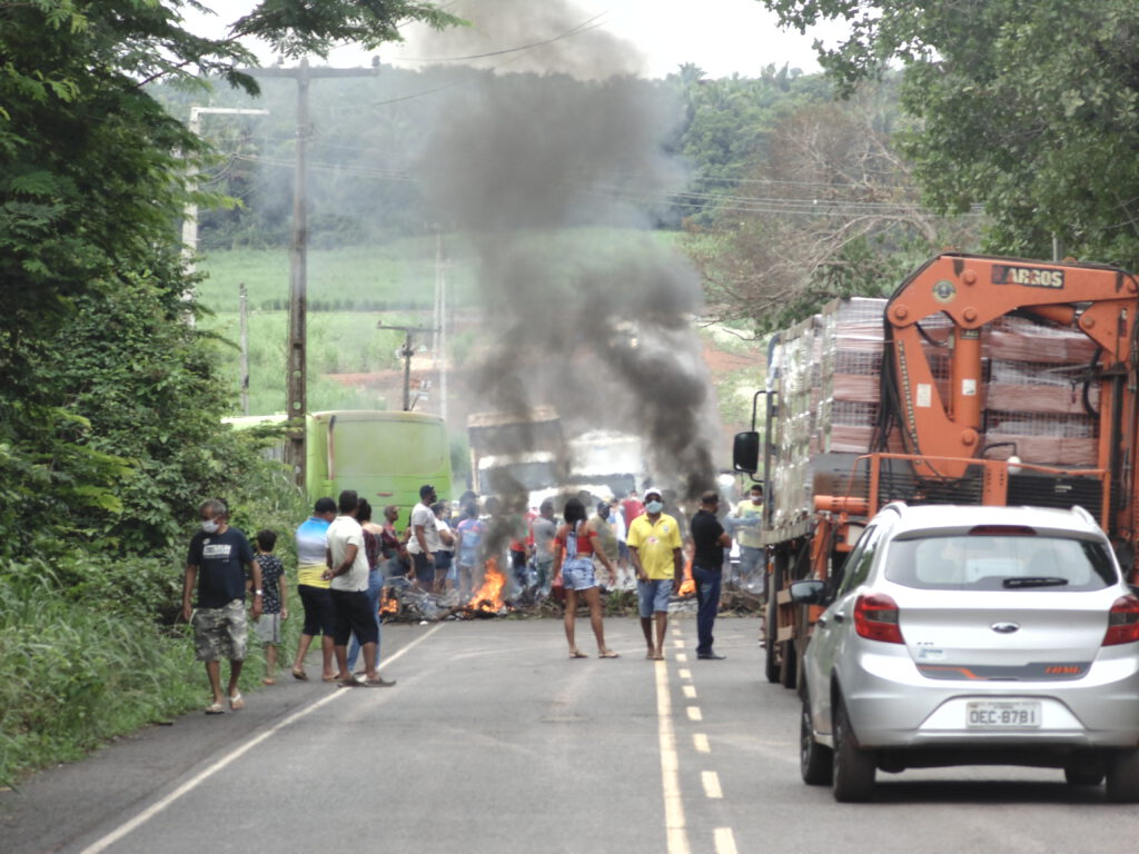 Moradores da região de David Caldas interditam a PI 112 no São João